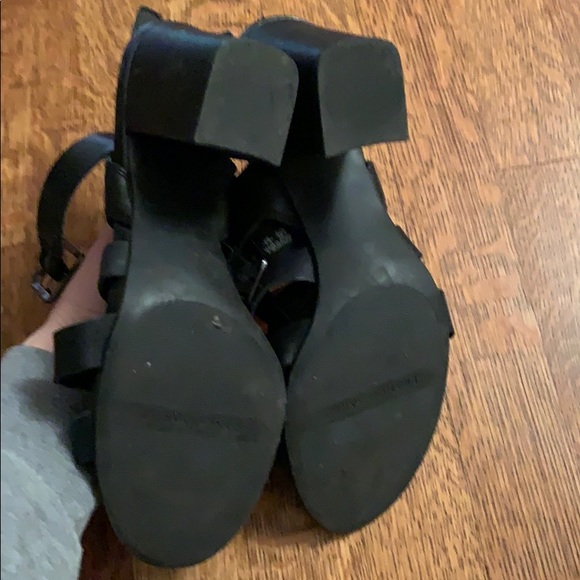 Black heels. - Picture 3 of 4